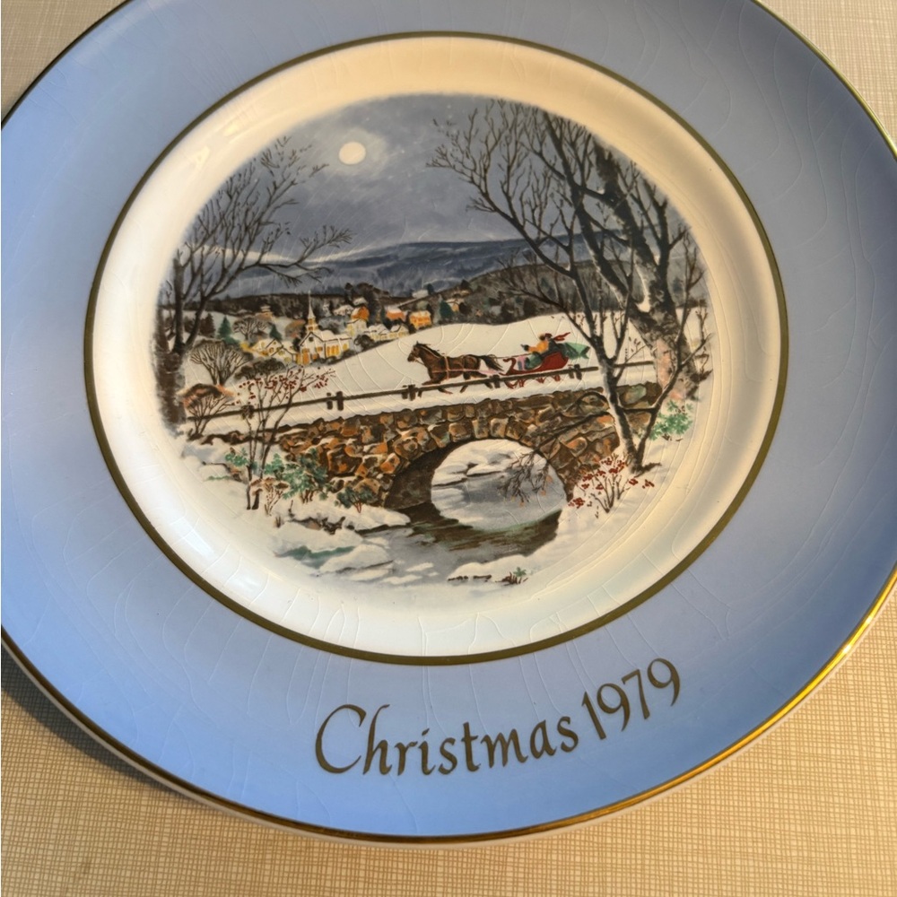 Avon decorative Christmas 1979 plate seventh edition dashing through the snow